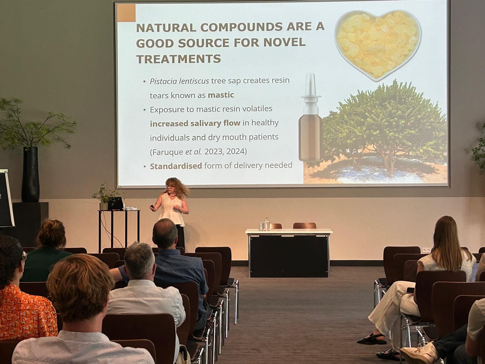 Wiktoria Potocka presenteert haar onderzoek voor een scherm