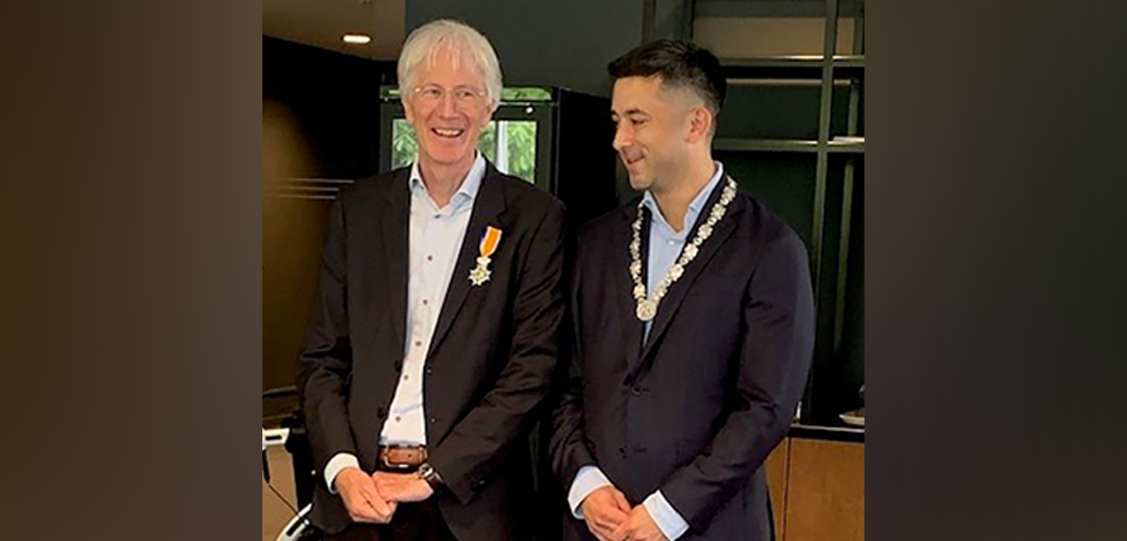 Foto portret van Fred Rozema met locoburgemeester Alexander Scholtes