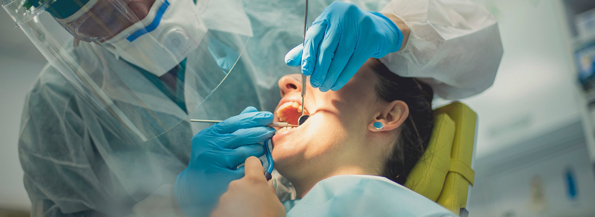 Een mondhygiënist bestudeert het gebit van een patiënt