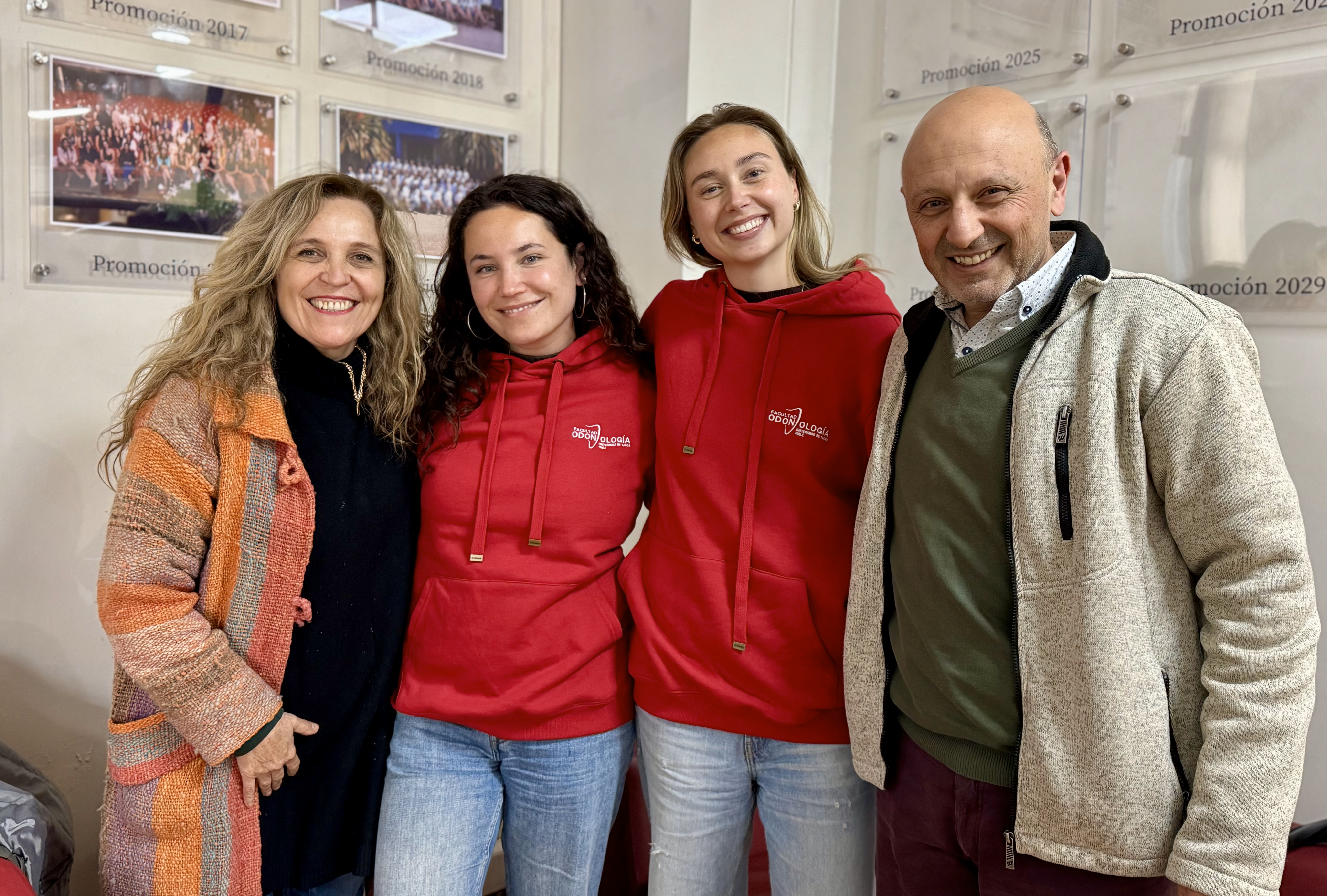 Fotoportret met van links naar rechts: mw. Soraya León, Josephine Timmermans, Jade Pot en Rodrigo Giacaman.