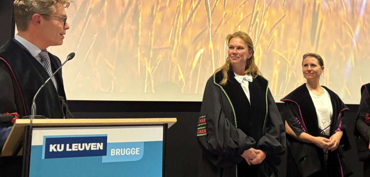 Corine Visscher (op de foto in het midden) tijdens de uitreiking van haar eredoctoraat.