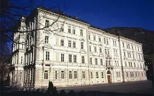 Das Land·haus 1 in Bozen. Das Land·haus 1 in Bozen.
