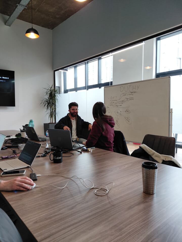 Developer explaining architecure on a whiteboard