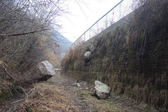 Einschlag eines Blocks mit einem Volumen von ca. 5 Kubikmetern in den Schutzdamm oberhalb des Radweges im Abschnitt Blumau - Kardaun und der Brennerstaatsstraße unmittelbar nördlich der A22-Ausfahrt Bozen Nord. Der Blockschlag ereignete sich am 8. März 2018 und zeigt, dass die Höhe der Dammskrone von 6,5 m durchaus gerechtfertigt ist.