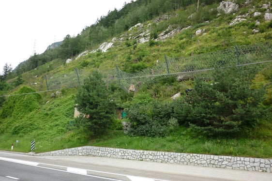 Steinschlagereignis, aufgehalten durch Steinschlagschutzzaun entlang der Brennerstaatsstraße bei Mittewald, Gemeinde Franzensfeste