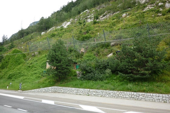 Evento di crollo, fermato dalla barriera paramassi lungo la strada statale del Brennero a Mezzaselva, comune di Fortezza