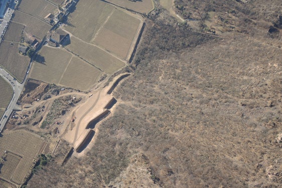 Steinschlagschutzdamm zur Reduzierung der Gefahr bergseitig der Kellerei Bozen