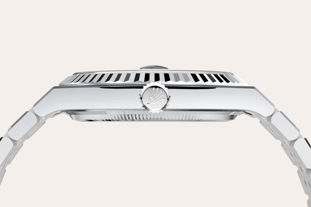 Rolex Land-Dweller 40 in Oyster, 40 mm, platina with a IJsblauw, honingraatmotief dial, Gekarteld bezel, and Flat Jubilee, vijfdelige massieve schakels bracelet