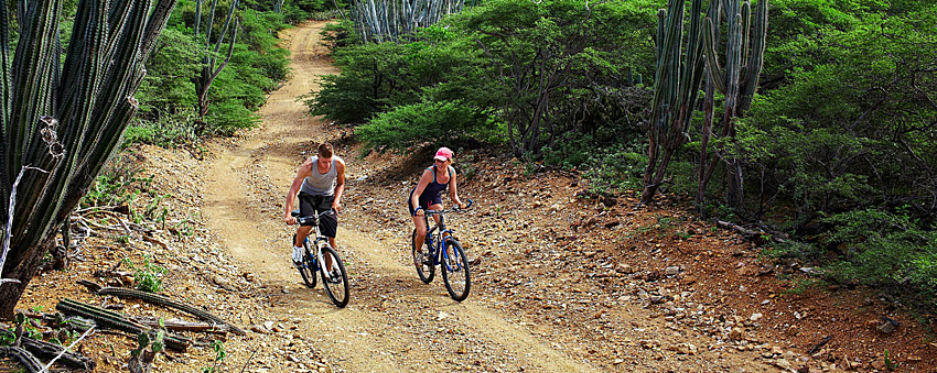 Mountainbiken Bonaire, Avontuurlijk fietsen, Buitenliefhebbers, Fietsen in het Caribisch gebied, Actieve vakantie, Kust mountainbiken, Schilderachtige fietsroute.