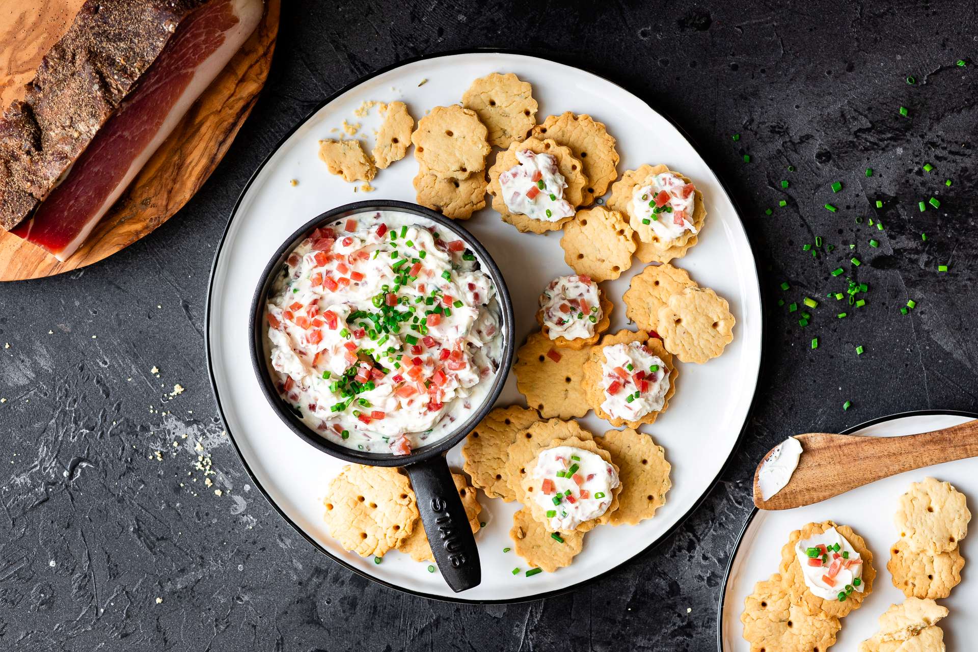 Mascarpone-Mousse mit Südtiroler Speck g.g.A. und Rosmarinkeksen.