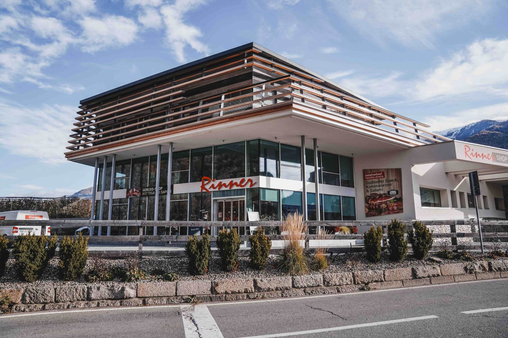 Gebäude des Rinner Standorts mit moderner Fassade, großen Fenstern und Eingangsbereich an der Straße