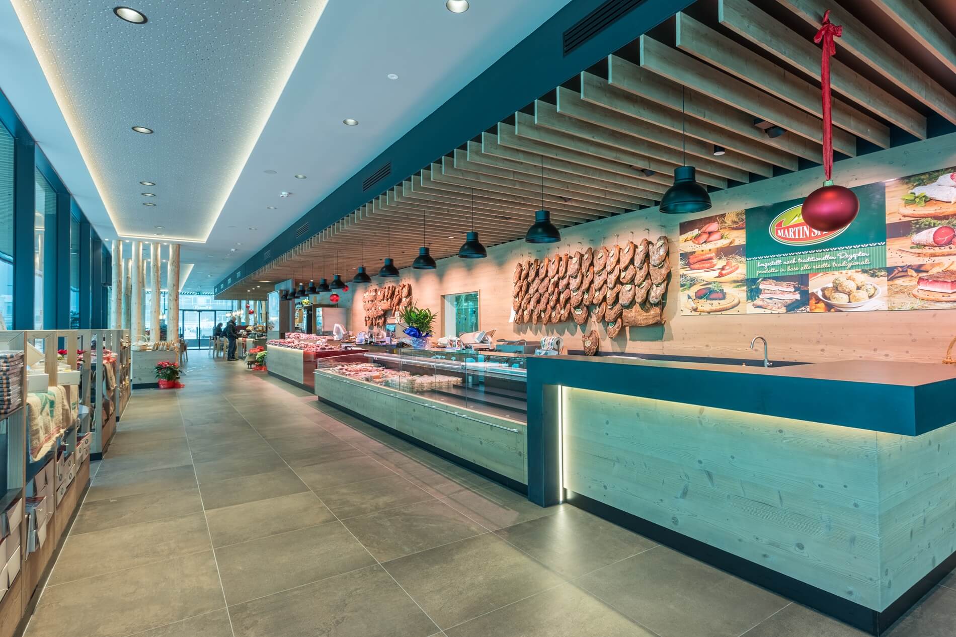 Innenraum des Martin Speck Geschäfts mit Ladentisch und aufgehängten Speckstücken