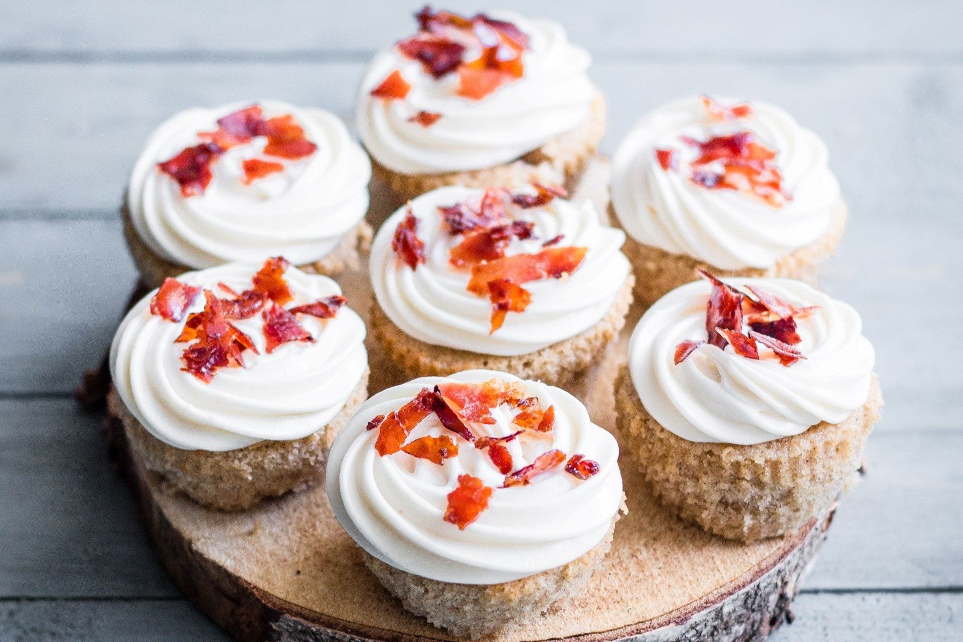 Mini cupcakes z syropem klonowym i Speckiem Alto Adige IGP – oryginalny przepis łączący słodkie i wytrawne smaki.