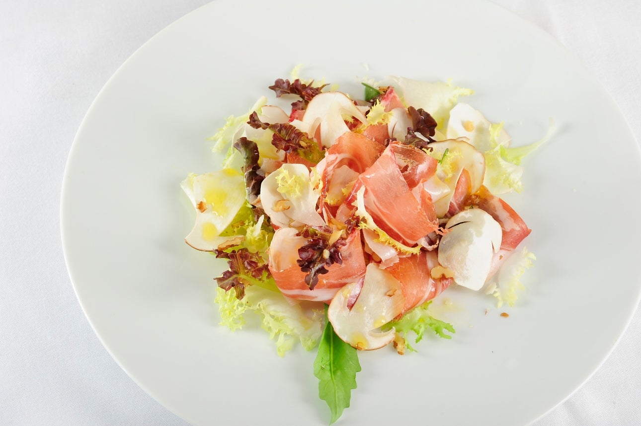 Carpaccio vom Südtiroler Speck g.g.A. mit Steinpilzen, Radieschen, Frühlingszwiebeln, Feldsalat