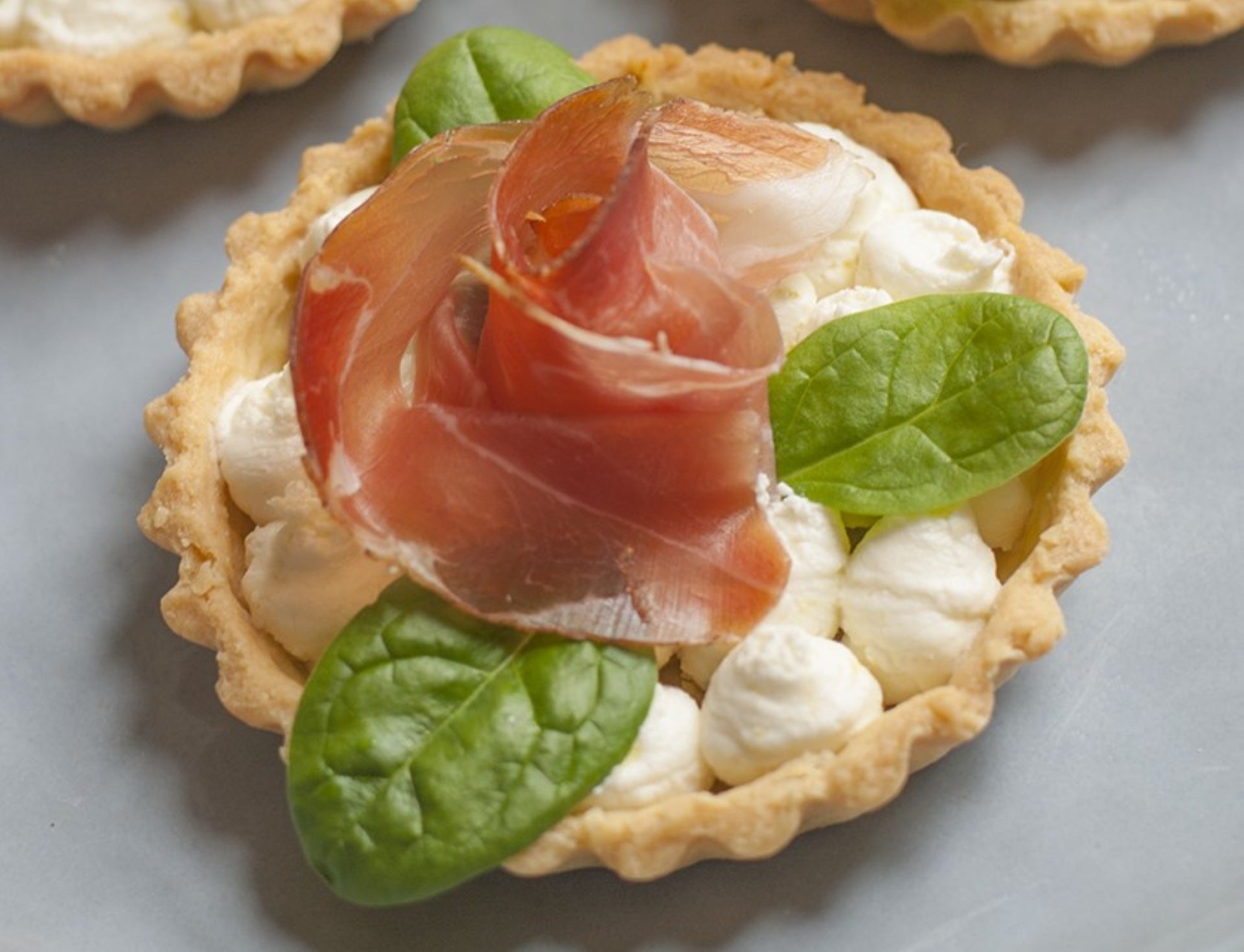 Törtchen mit Ziegenkäsecreme und Südtiroler Speck g.g.A.