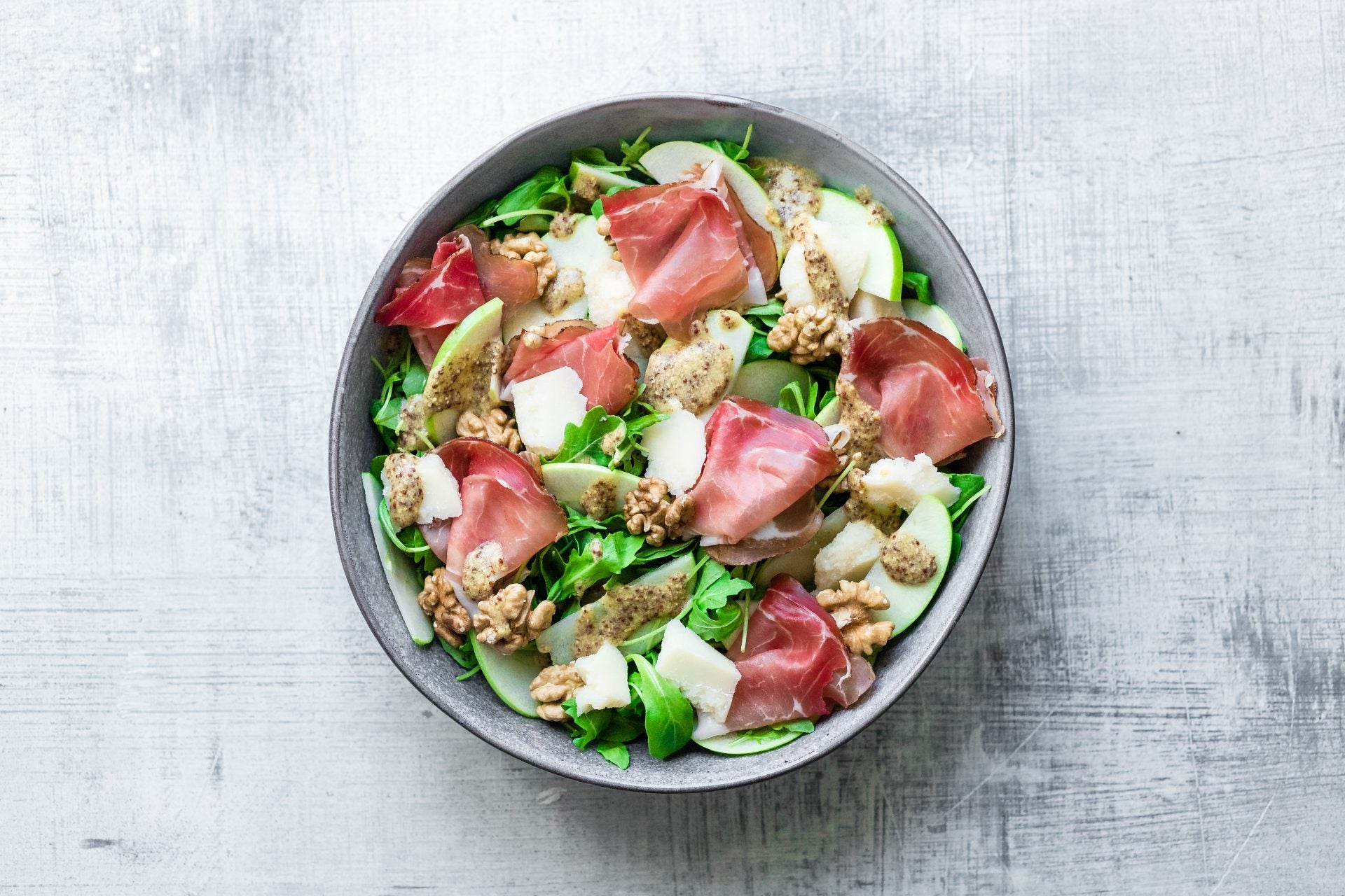 Salat mit Südtiroler Speck g.g.A., Scheiben von Granny Smith Äpfeln und Rucola