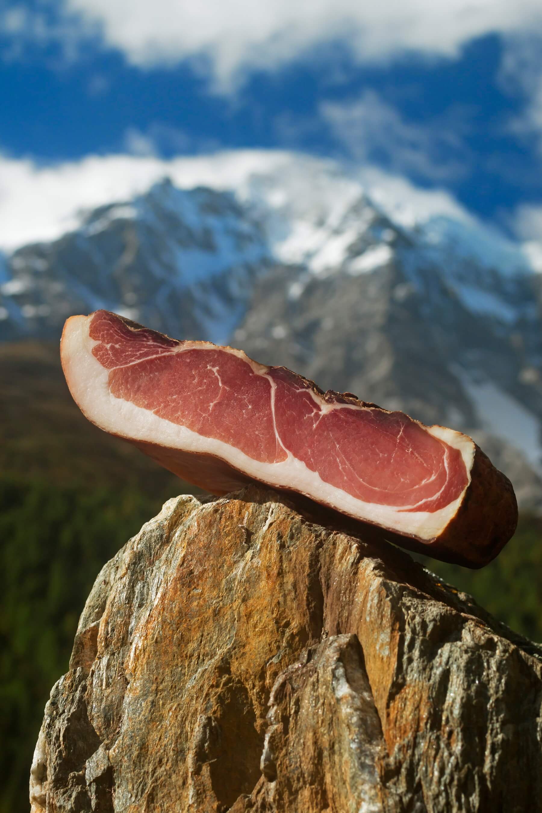 Halbe Speckhamme vor Südtiroler Bergkulisse