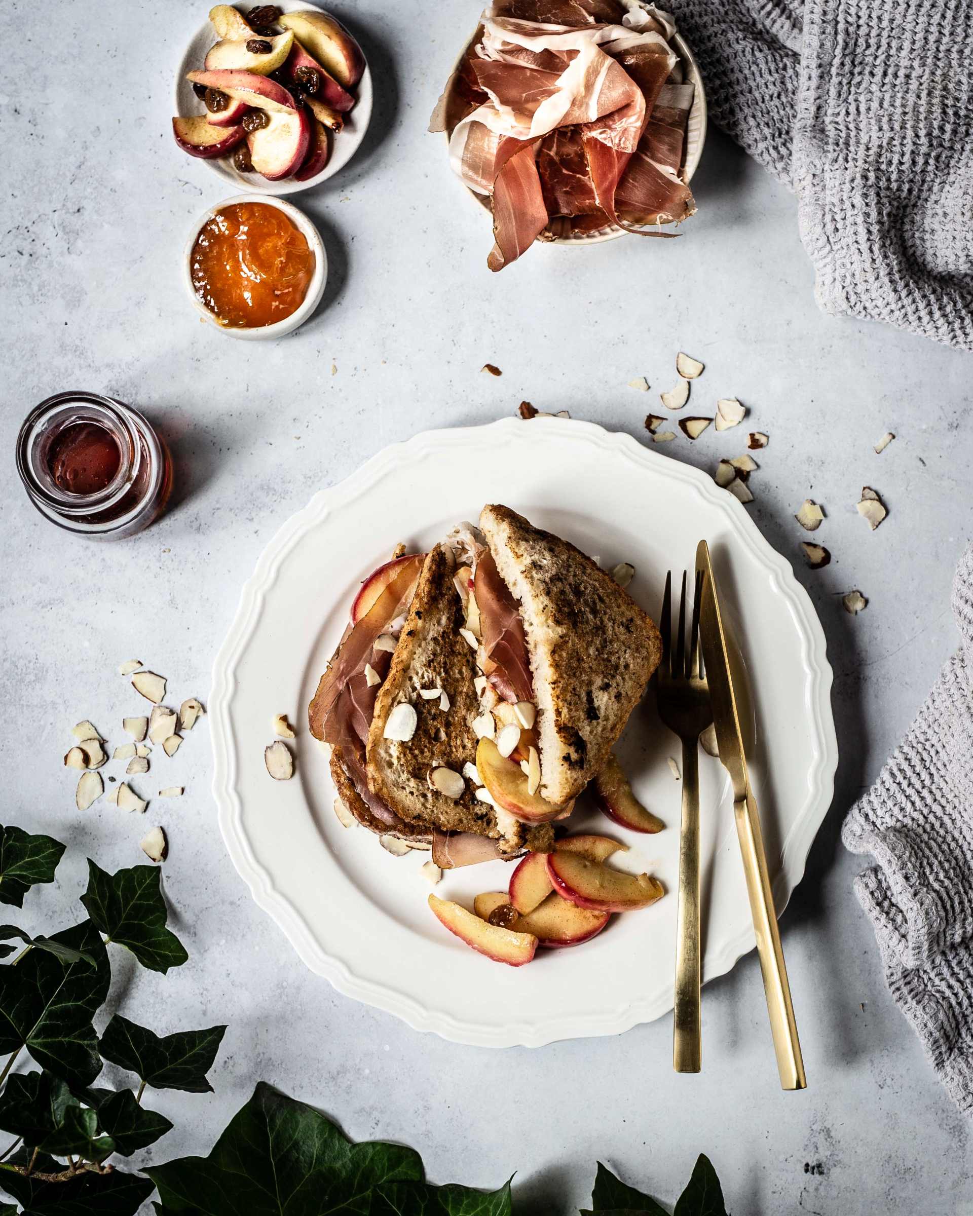 Gefüllter French Toast mit Südtiroler Speck g.g.A., garniert mit Bratapfeltopping und Mandelblättchen.