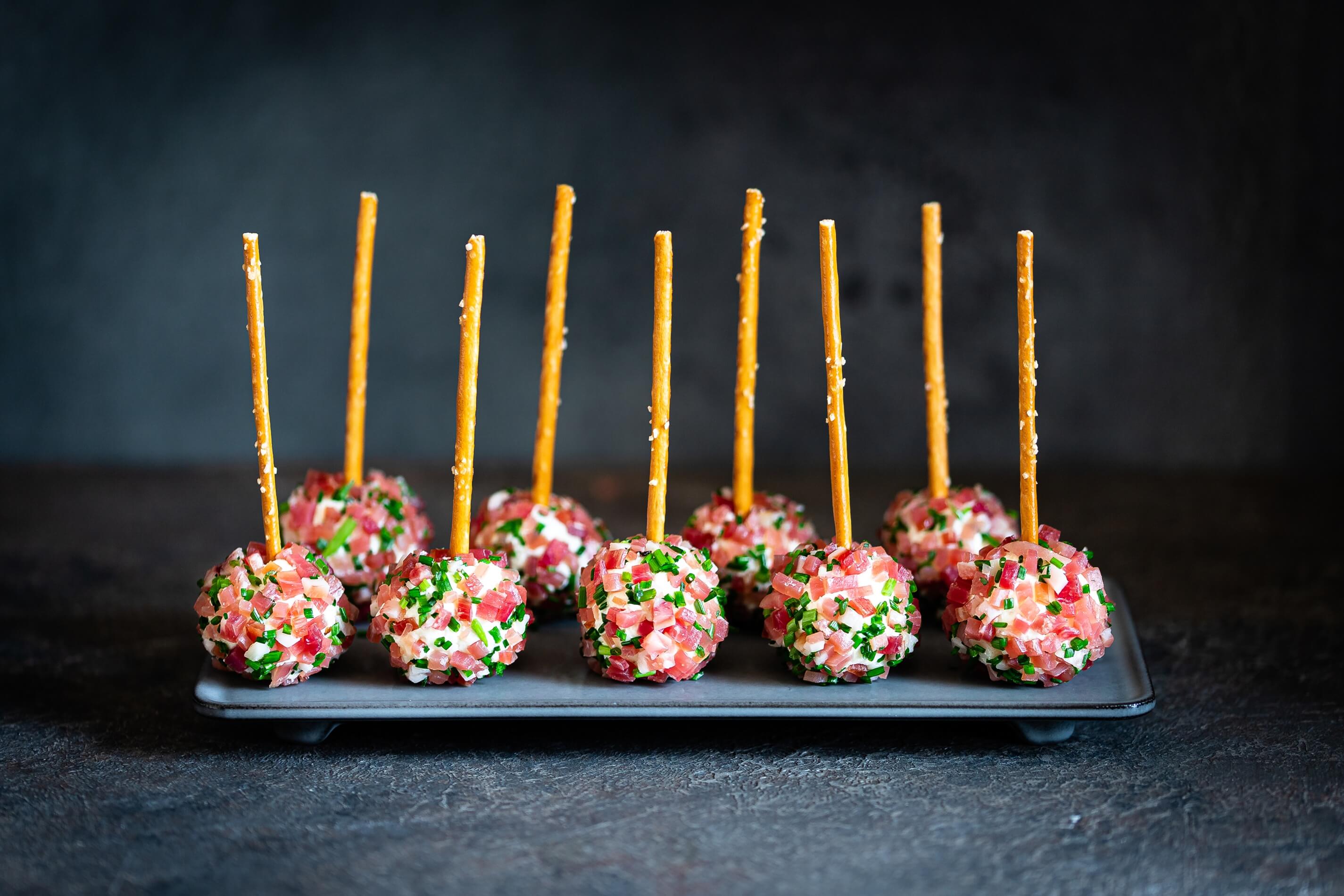 Boulettes de fromage, Speck Alto Adige IGP et ciboulette avec grissini.