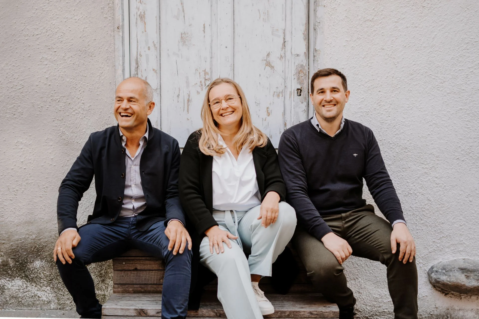 Hersteller Siebenförcher sitzen in Pose auf einer Stufe im Freien vor einer Tür