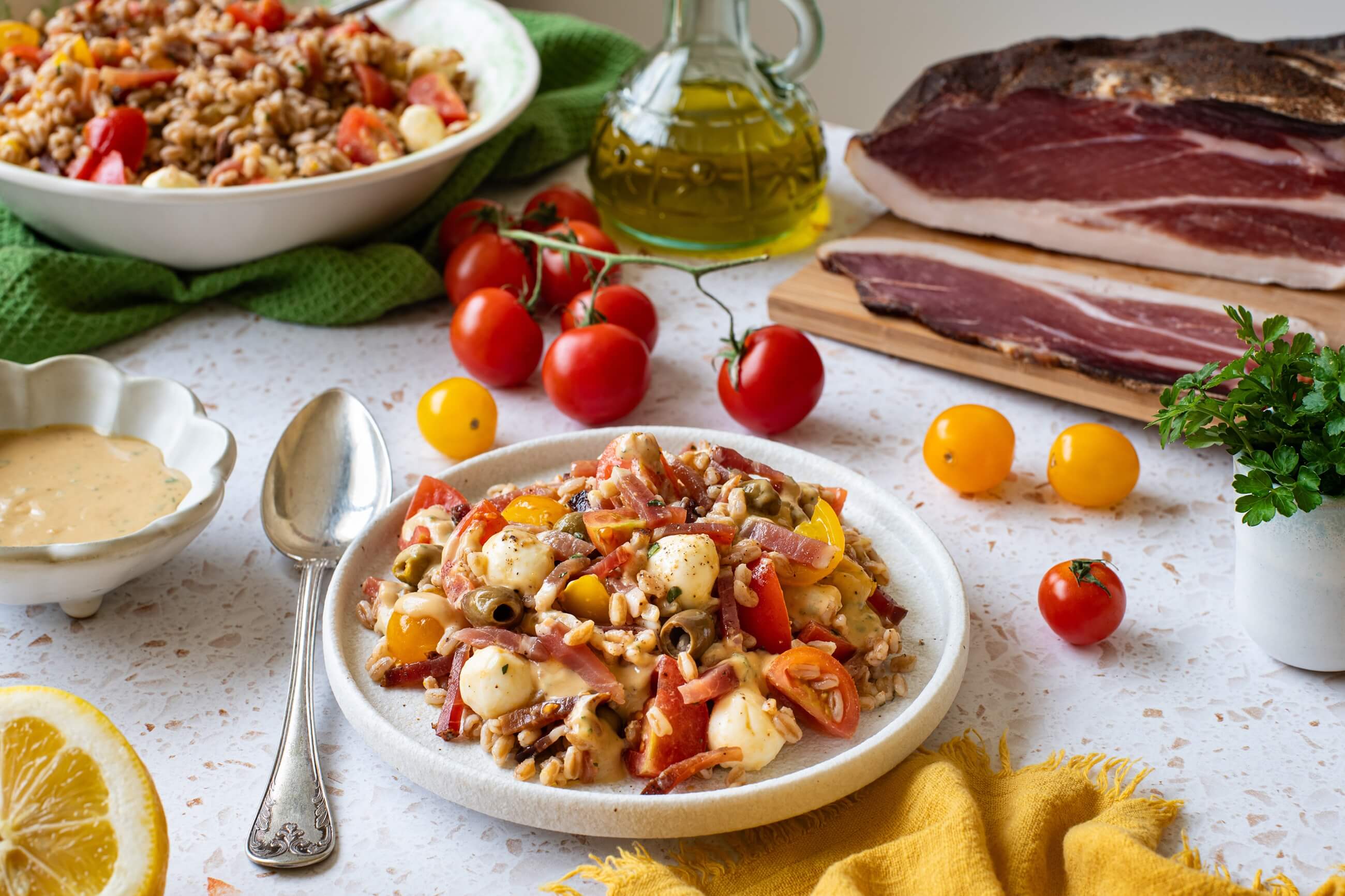 Insalata di farro con Speck Alto Adige IGP, pomodorini, mozzarella, olive e dressing al burro di arachidi