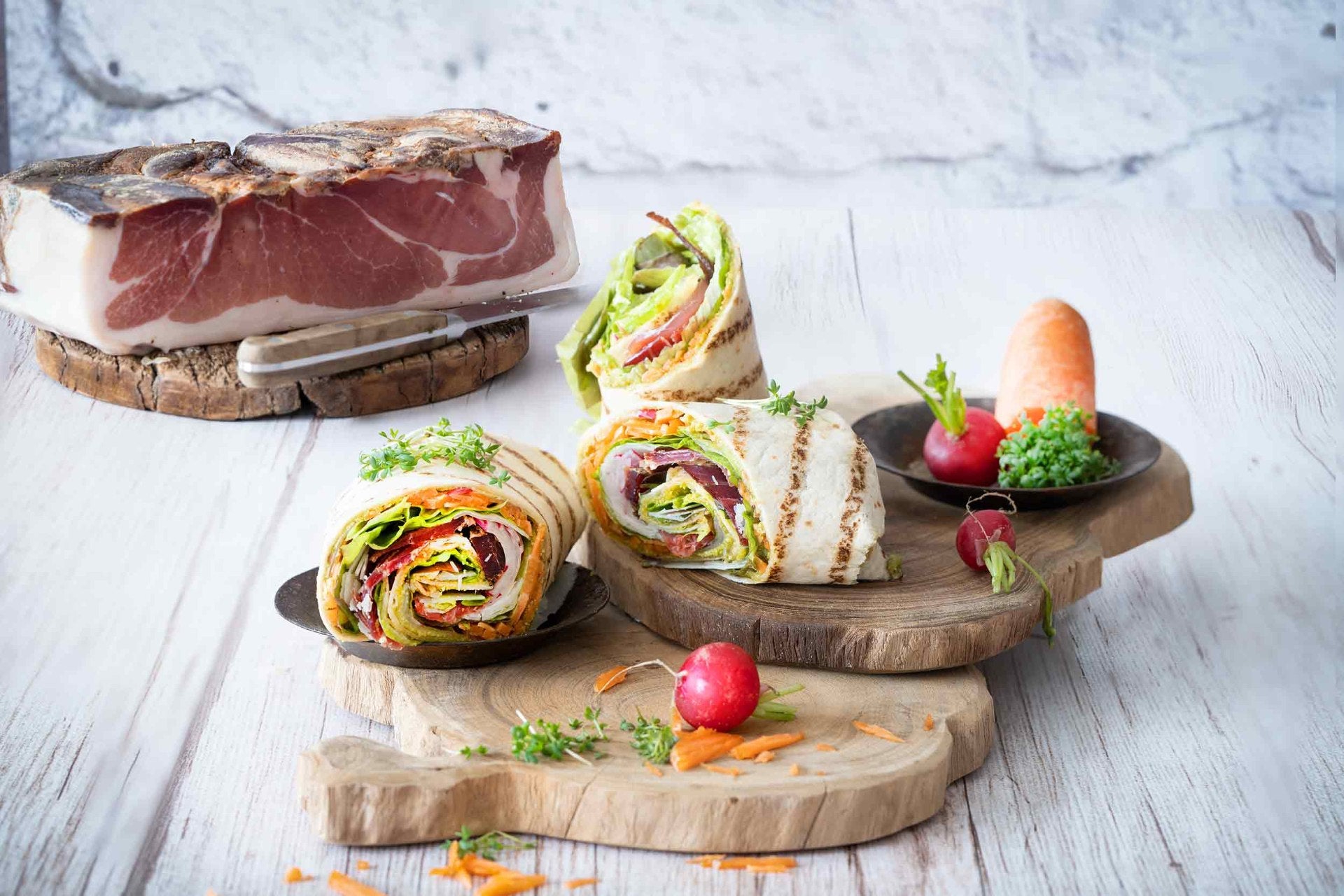 Wraps mit Südtiroler Speck g.g.A., Karotten, Radieschen und Parmesan.