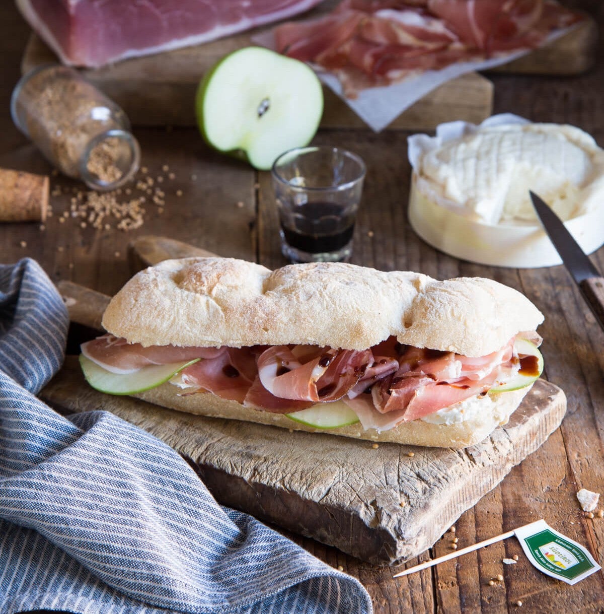 Sandwich gourmand aux pommes, Speck Alto Adige IGP, réduction de vinaigre balsamique