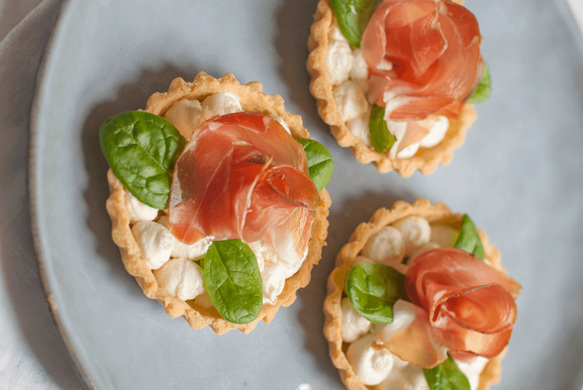 Tartelettes salées au crème de fromage de chèvre et Speck Alto Adige IGP.
