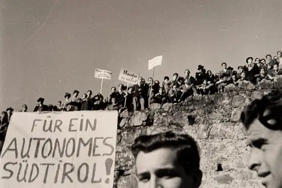 Silvius Magnago tratan la manifestaziun a Ciastel Sigmundskron