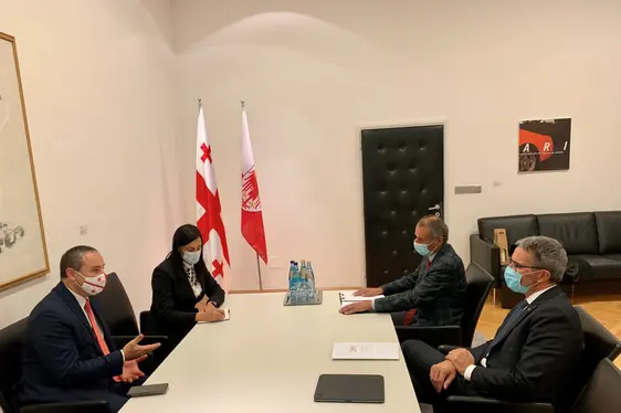 Il presidente della Provincia Arno Kompatscher ha ricevuto in visita Konstantine Surguladze, ambasciatore della Georgia in Italia, che si è informato sull’autonomia altoatesina.