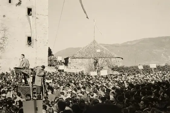 Silvius Magnago tratan la manifestaziun a Ciastel Sigmundskron