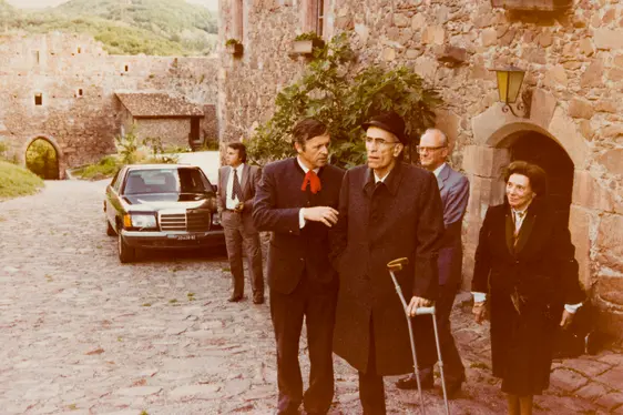 COLLEZIONE MAGNAGO SILVIUS (048) - Silvius Magnago, Sofia Cornelissen, Bruno Hosp ed il Senatore Karl Mitterdorfer davanti ad un ristorante a Castel Firmiano