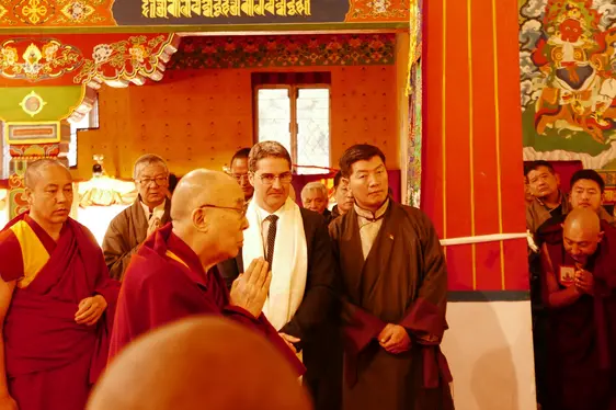 Assieme per il diritto delle minoranze: Il presidente Arno Kompatscher con il Primo Ministro Lobsang Sangay e il Dalai Lama 2017 in Tibet/Foto USP