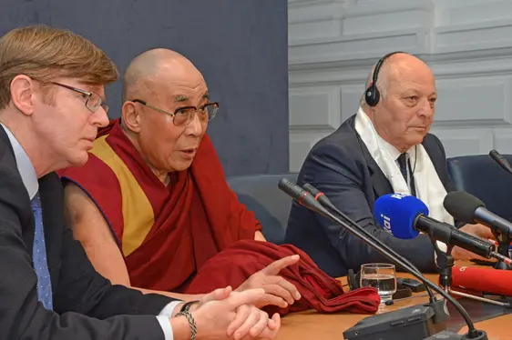 Conferenza stampa nel 2013 con (da sinistra) Günther Cologna, il Dalai Lama e il governatore Luis Durnwalder. Foto: Pertl/USP
