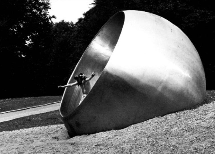 Het kunstwerk is gemaakt in 1970, van geslepen roestvrij staal. Volten gaf het een simpele, maar duidelijke naam: dubbele bol met water.
