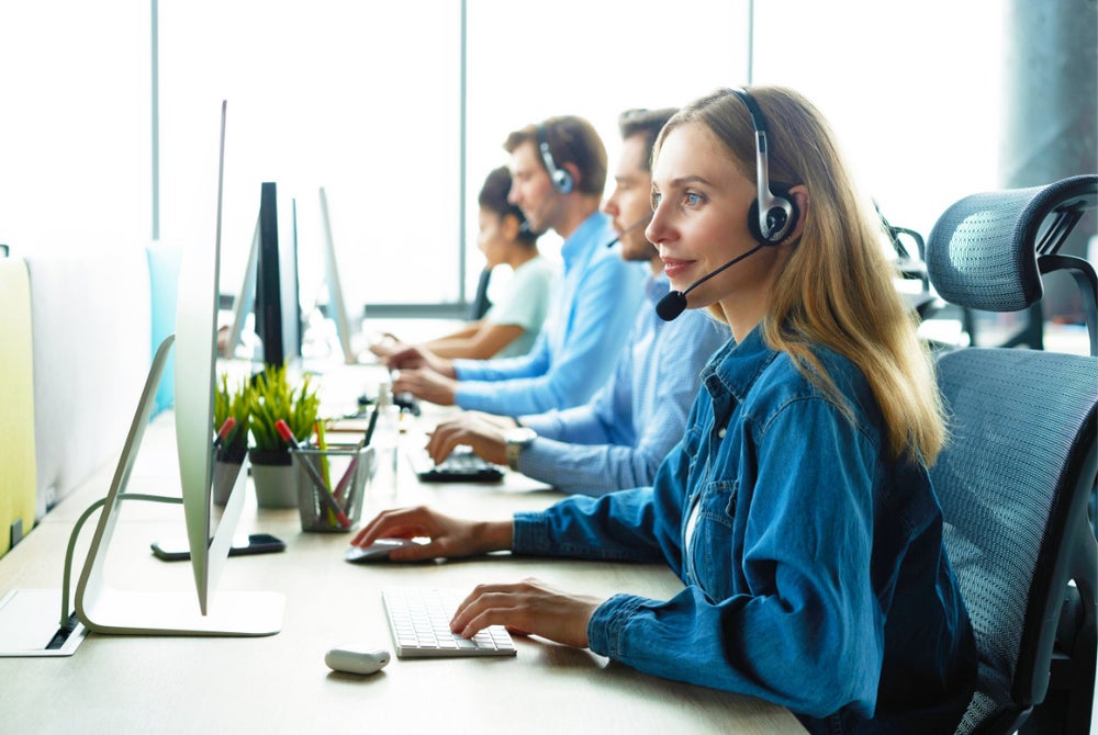 Vrouw helpt klant aan de telefoon