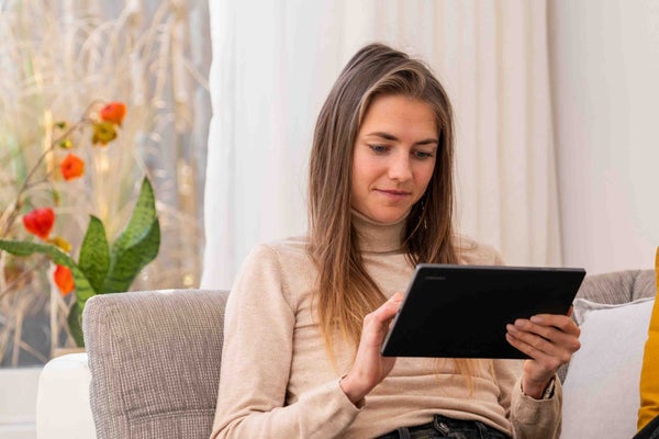 Vrouw op tablet