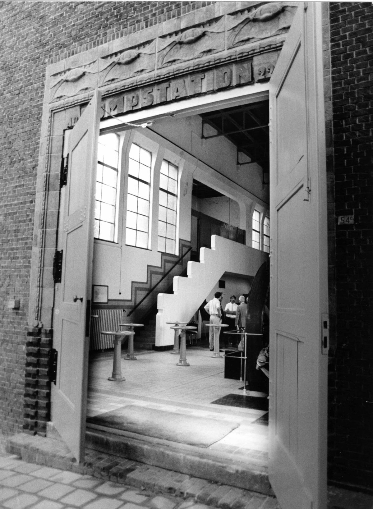 Het pompstation vanaf de buitenkant, met een jaren ’20 lettertype op de gevel. 
