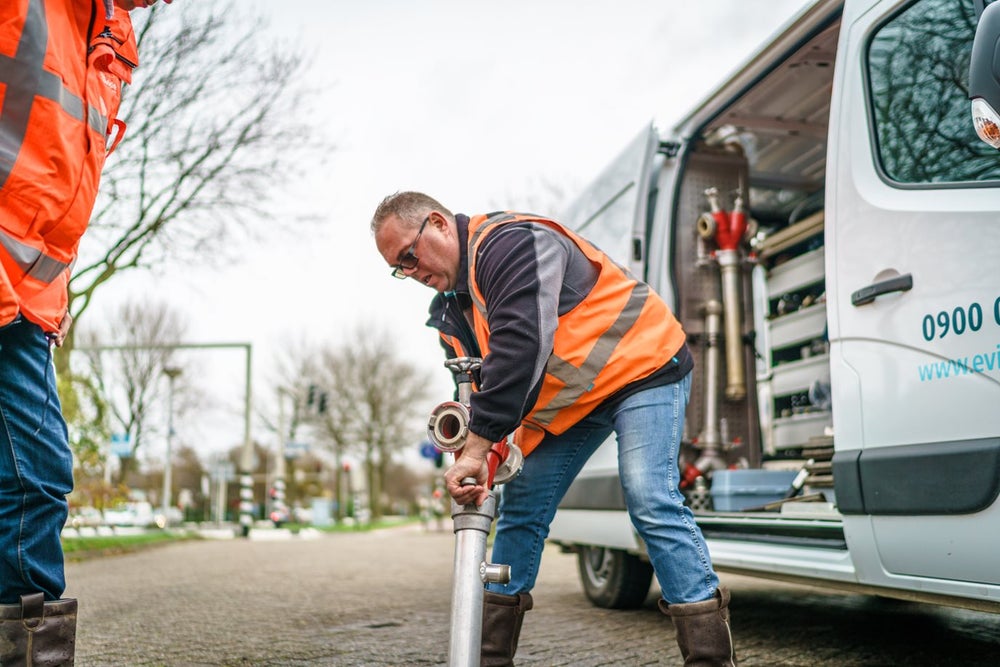 Werknemer Evides bij spui werkzaamheden in Brielle