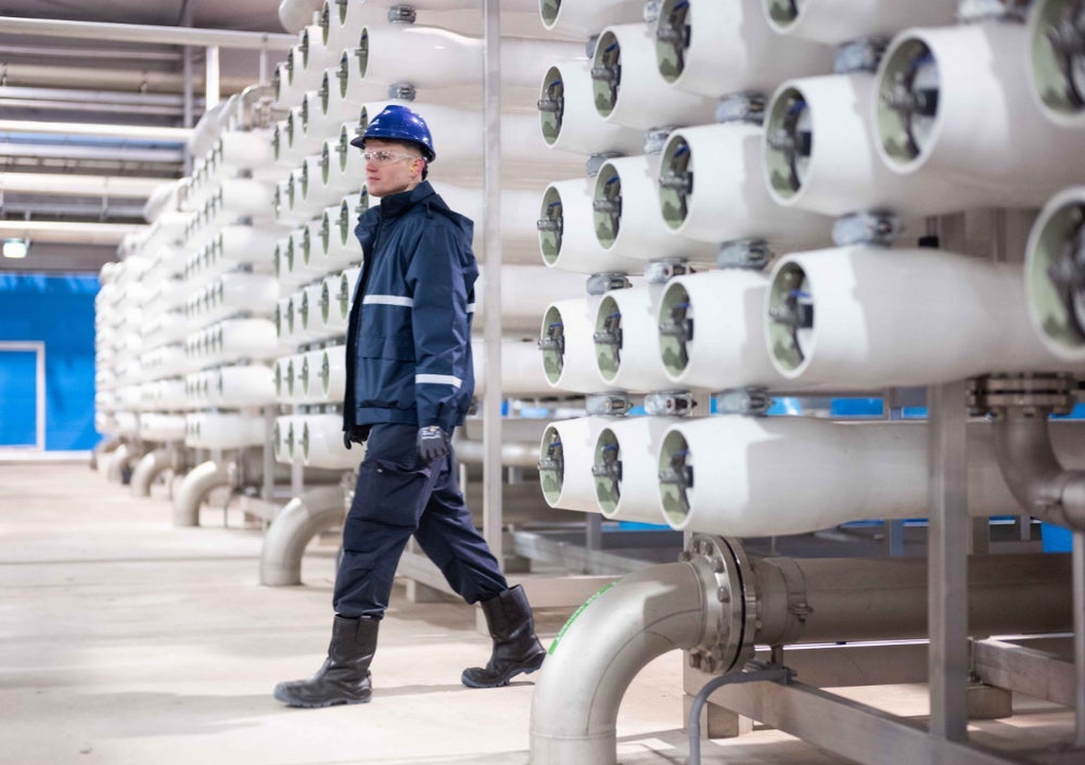 Collega Evides wandelt langs installaties