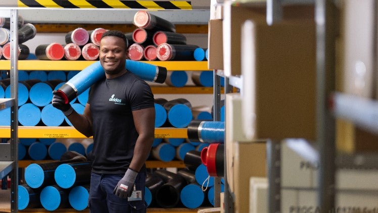 Monteur met leiding in magazijn