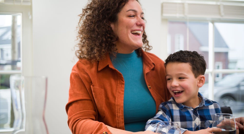 Moeder en kind drinken water