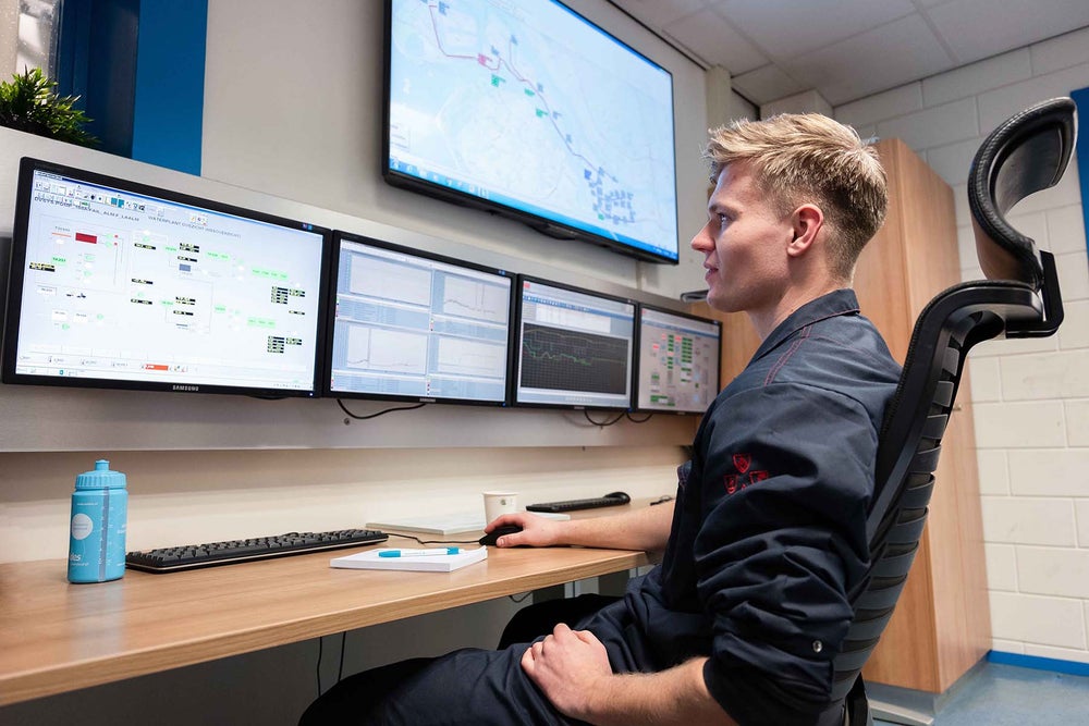 Evides medewerker aan het werk achter computers