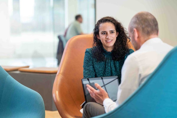 Twee collega's in gesprek