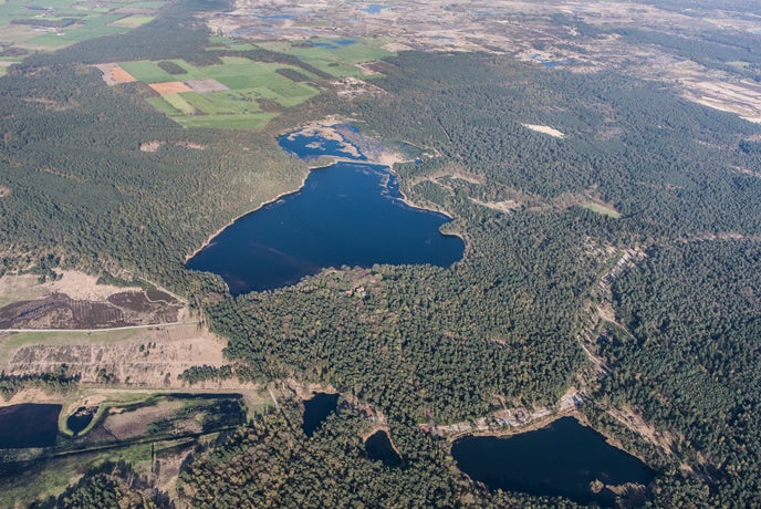 Luchtfoto spaarbekken met water Groote Meer