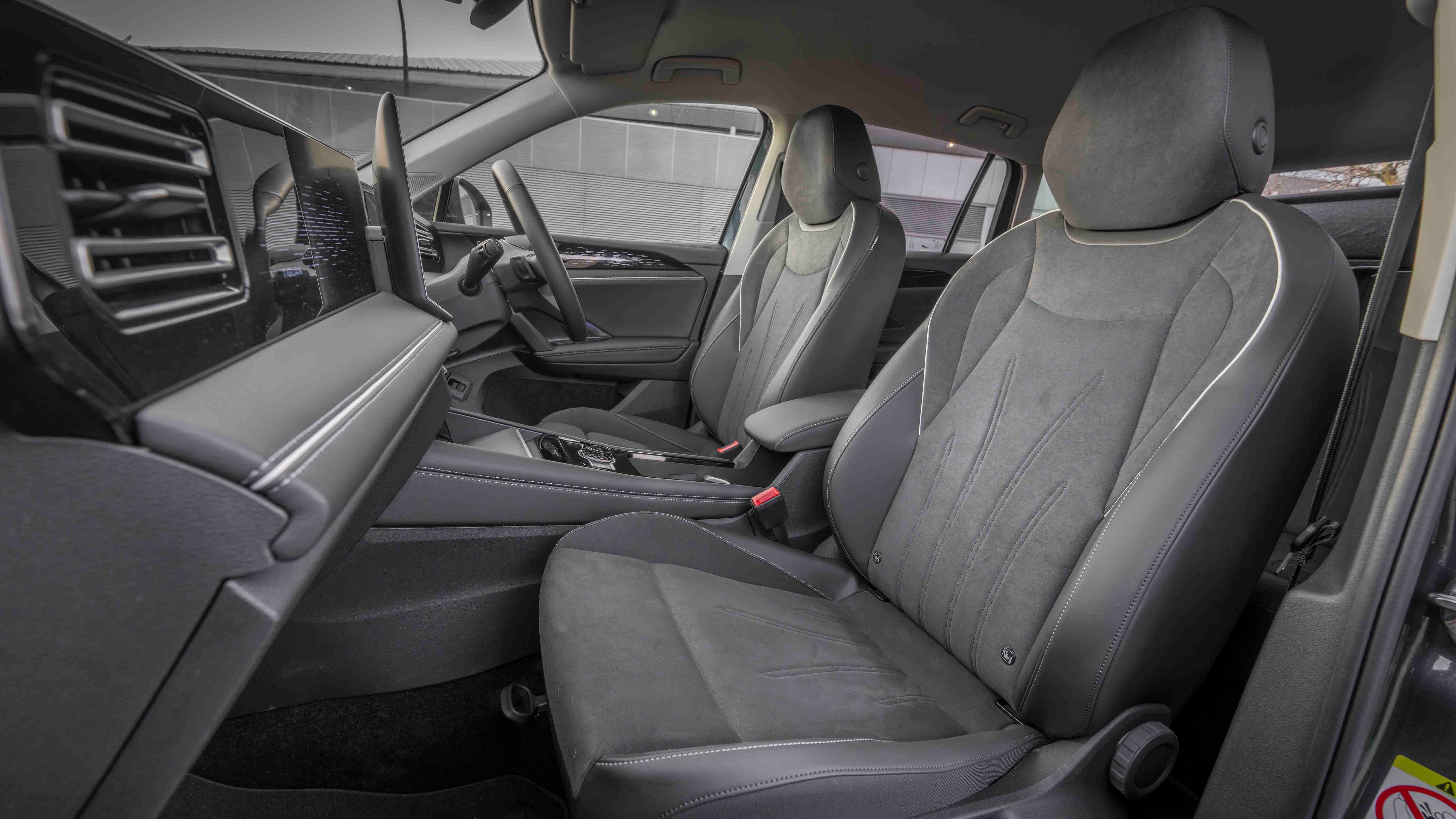 2024 Volkswagen Tiguan front seats