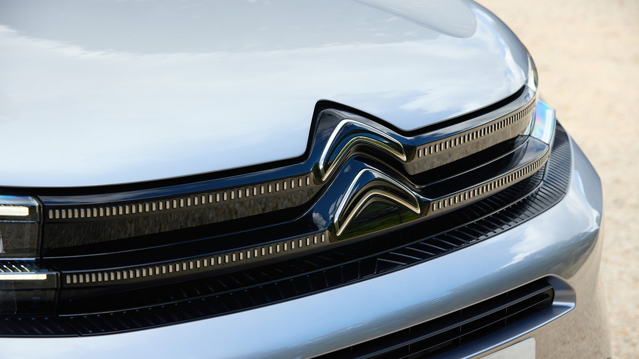 Citroen C5 Aircross review badge detail