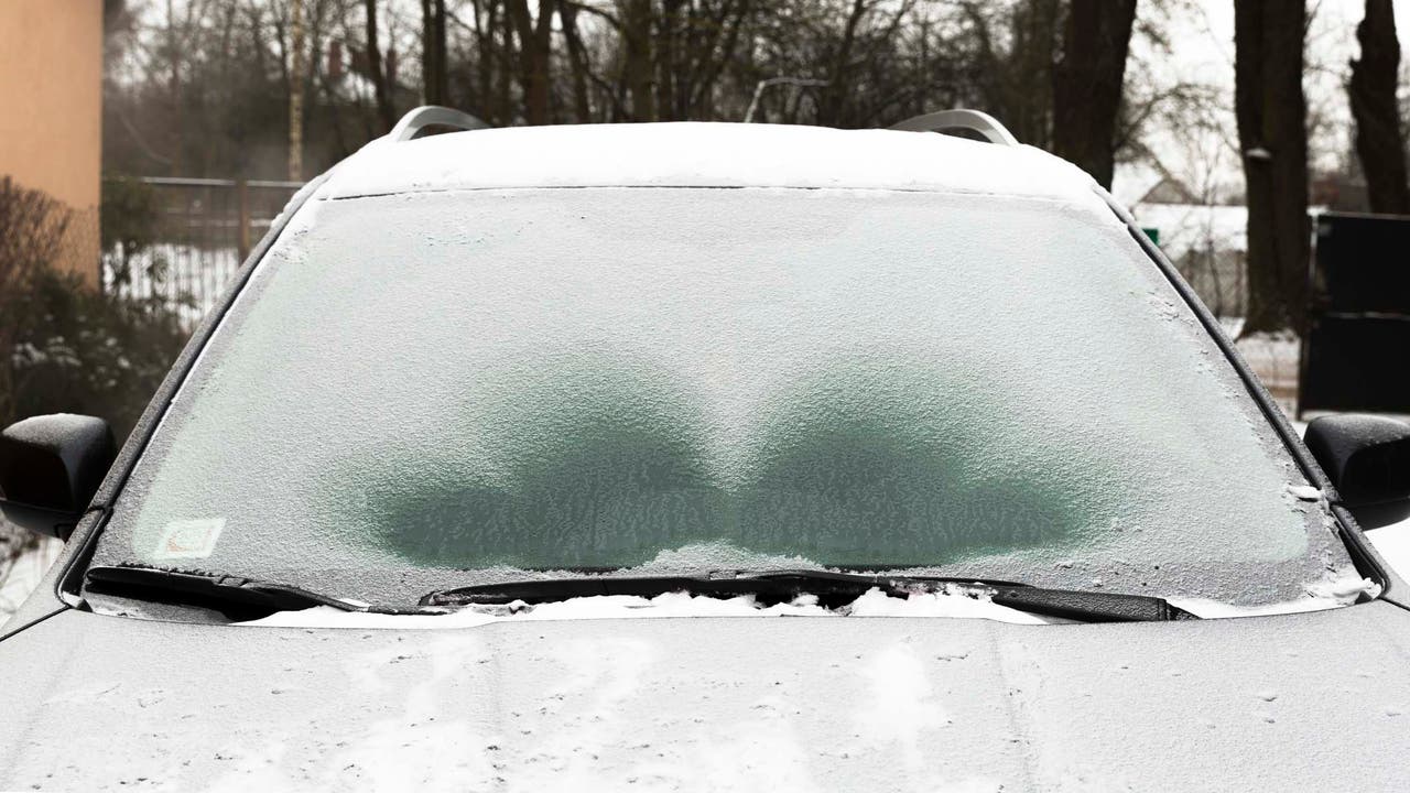 Car windscreen defrosting
