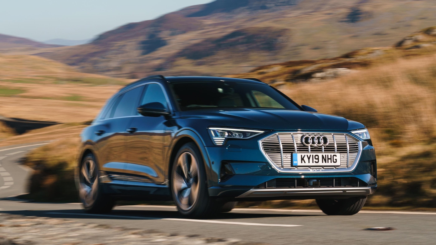 Audi e-tron cornering, front view