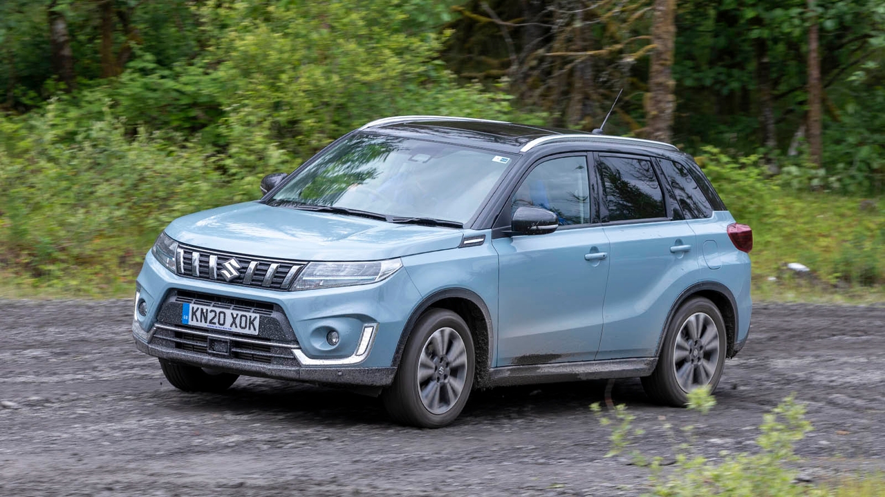 Suzuki Vitara in blue, driving shot